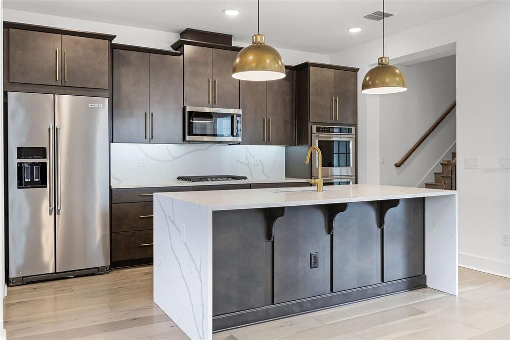 合同活跃: $690,000 (3 贝兹, 2 浴室, 1775 平方英尺)