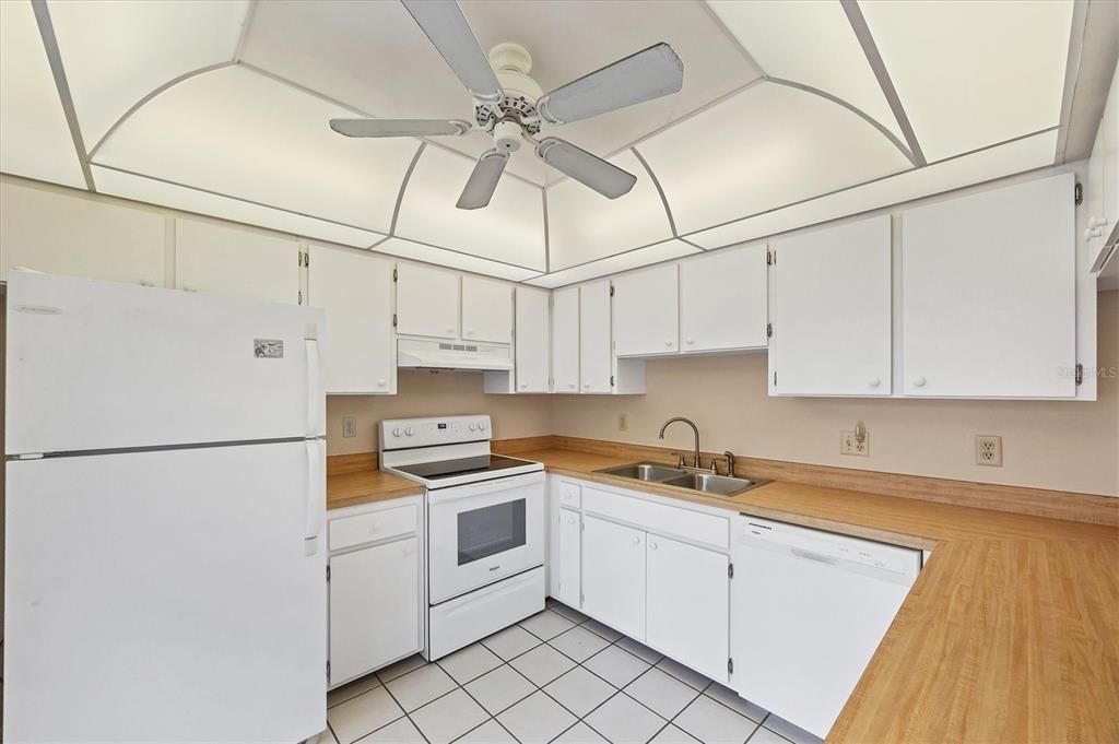 На продажу: $225,000 (2 спален, 2 ванн, 1031 Квадратных фут)