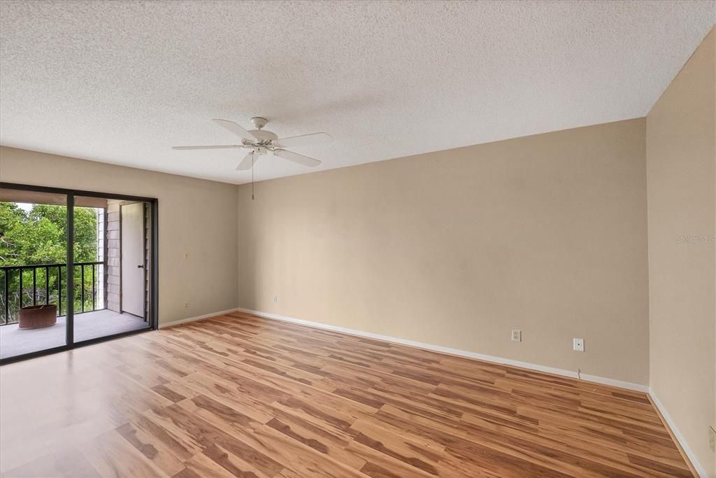 На продажу: $225,000 (2 спален, 2 ванн, 1031 Квадратных фут)