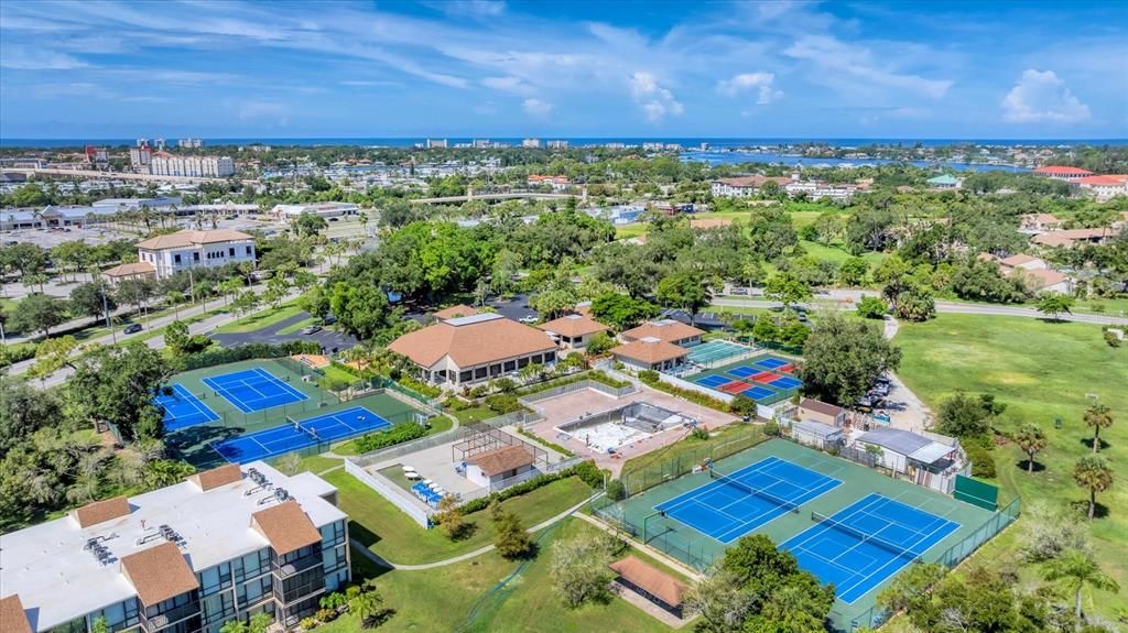 На продажу: $225,000 (2 спален, 2 ванн, 1031 Квадратных фут)