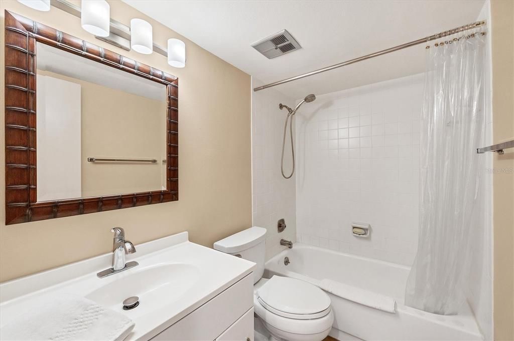 На продажу: $225,000 (2 спален, 2 ванн, 1031 Квадратных фут)