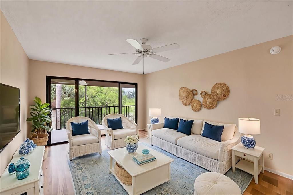 На продажу: $225,000 (2 спален, 2 ванн, 1031 Квадратных фут)