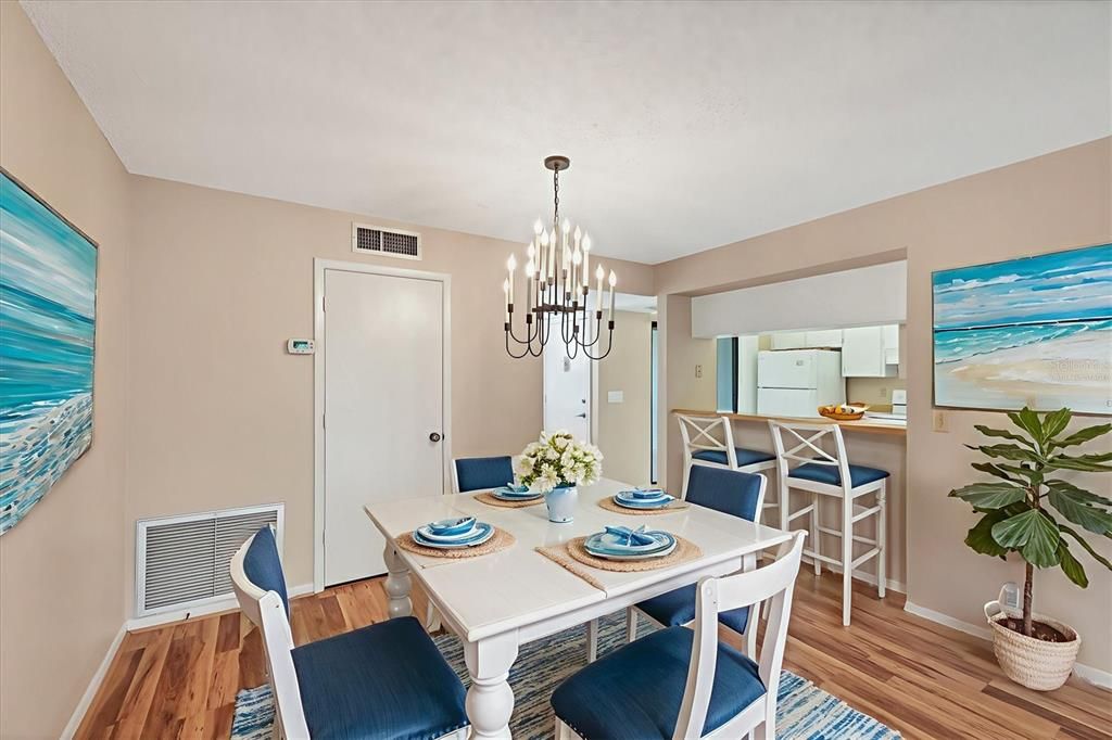 На продажу: $225,000 (2 спален, 2 ванн, 1031 Квадратных фут)