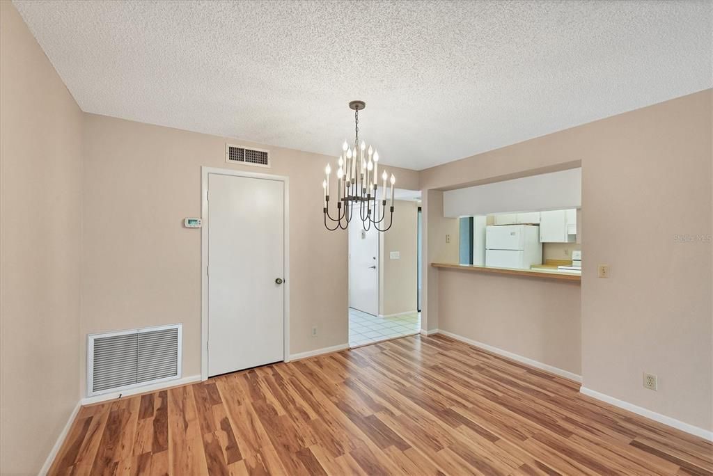 На продажу: $225,000 (2 спален, 2 ванн, 1031 Квадратных фут)