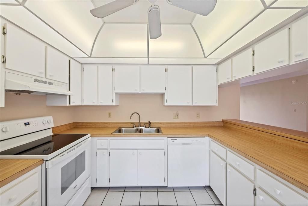 На продажу: $225,000 (2 спален, 2 ванн, 1031 Квадратных фут)