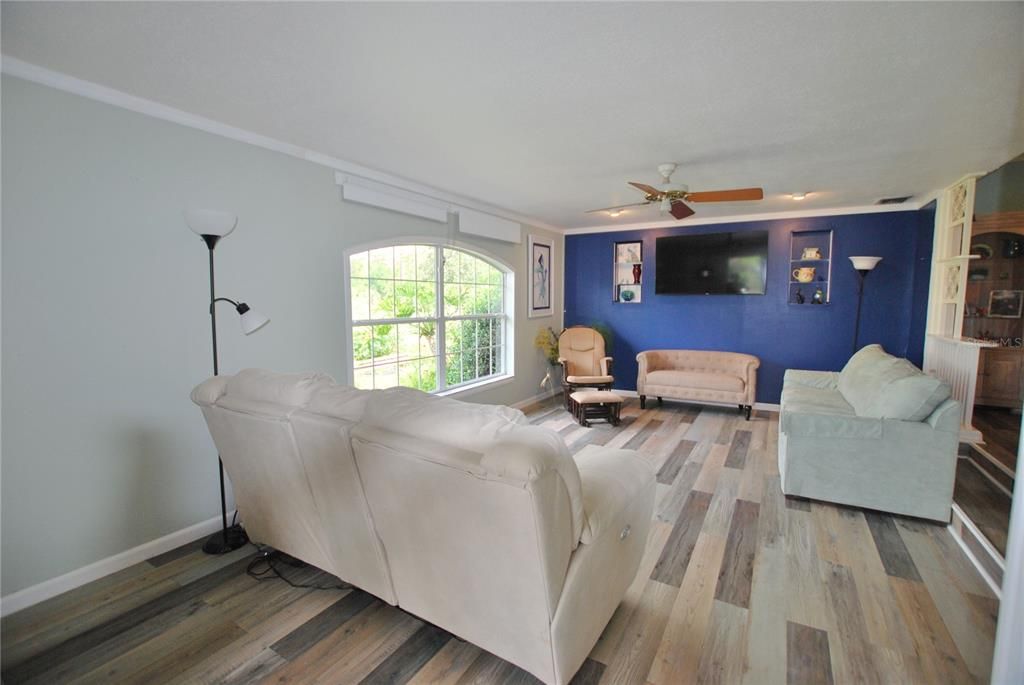 待售: $550,000 (4 贝兹, 2 浴室, 2166 平方英尺)