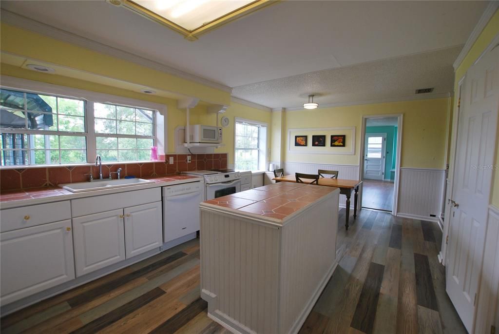 待售: $550,000 (4 贝兹, 2 浴室, 2166 平方英尺)