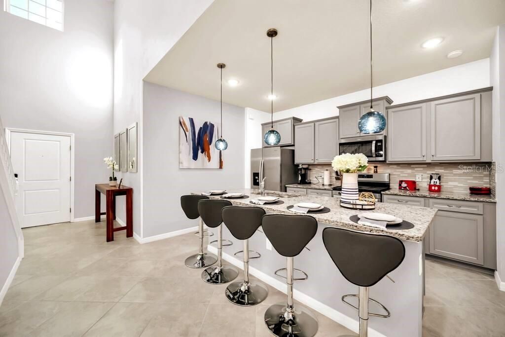 合同活跃: $510,000 (6 贝兹, 4 浴室, 3176 平方英尺)