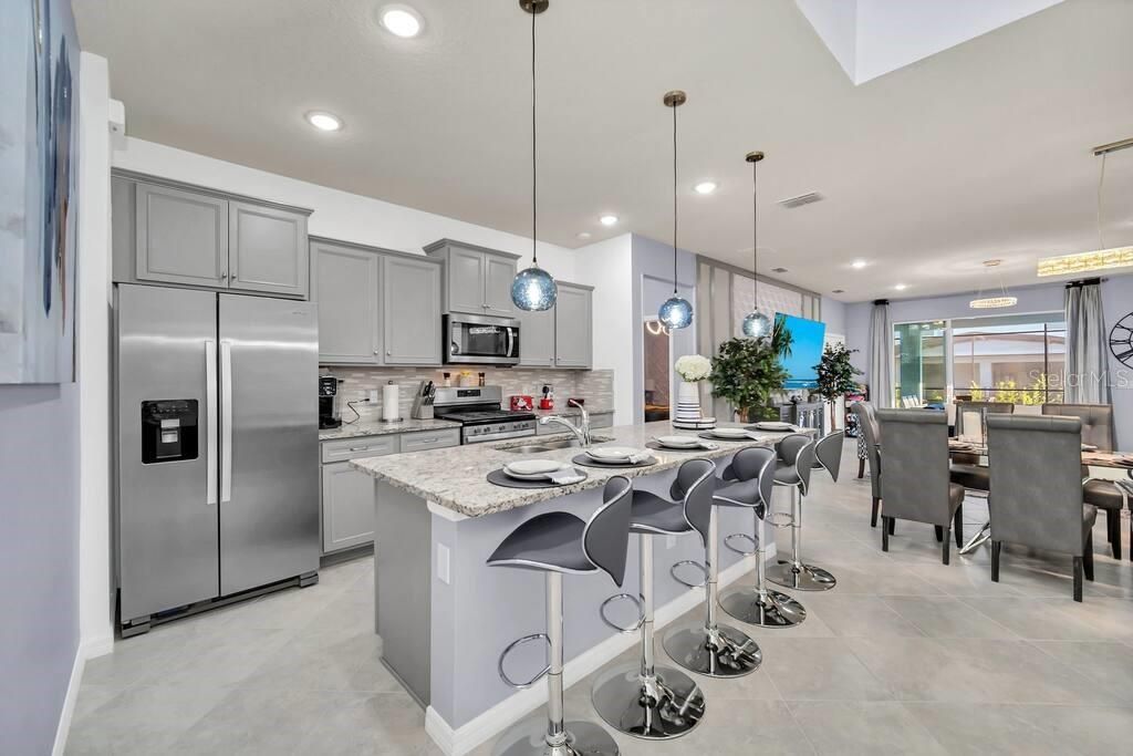 合同活跃: $510,000 (6 贝兹, 4 浴室, 3176 平方英尺)