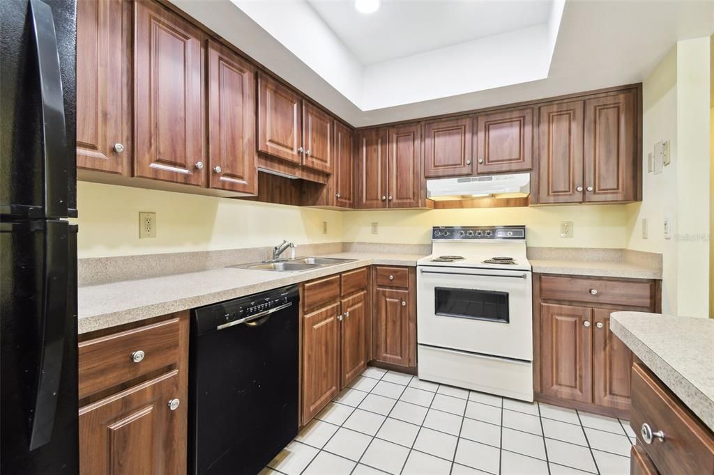 待售: $153,000 (2 贝兹, 2 浴室, 968 平方英尺)