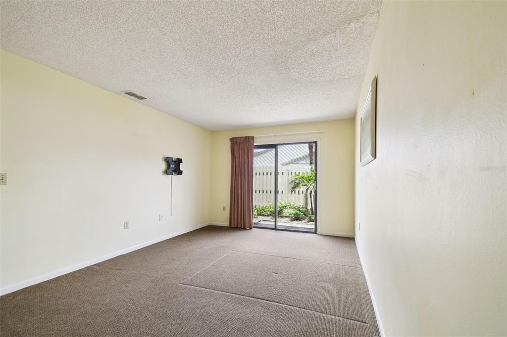 待售: $153,000 (2 贝兹, 2 浴室, 968 平方英尺)