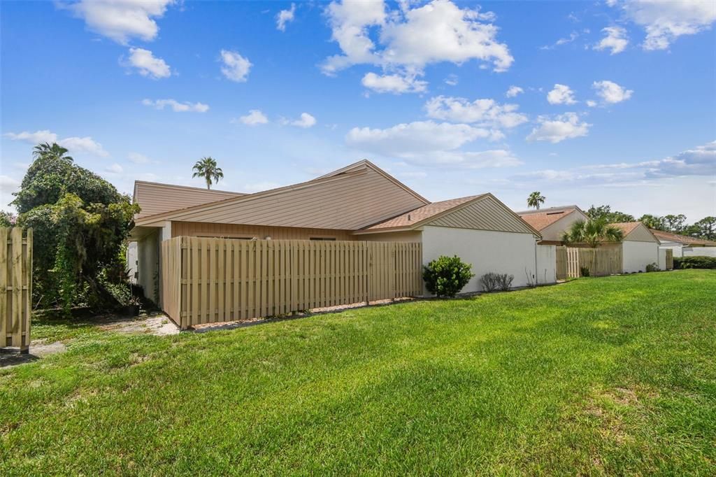 待售: $153,000 (2 贝兹, 2 浴室, 968 平方英尺)