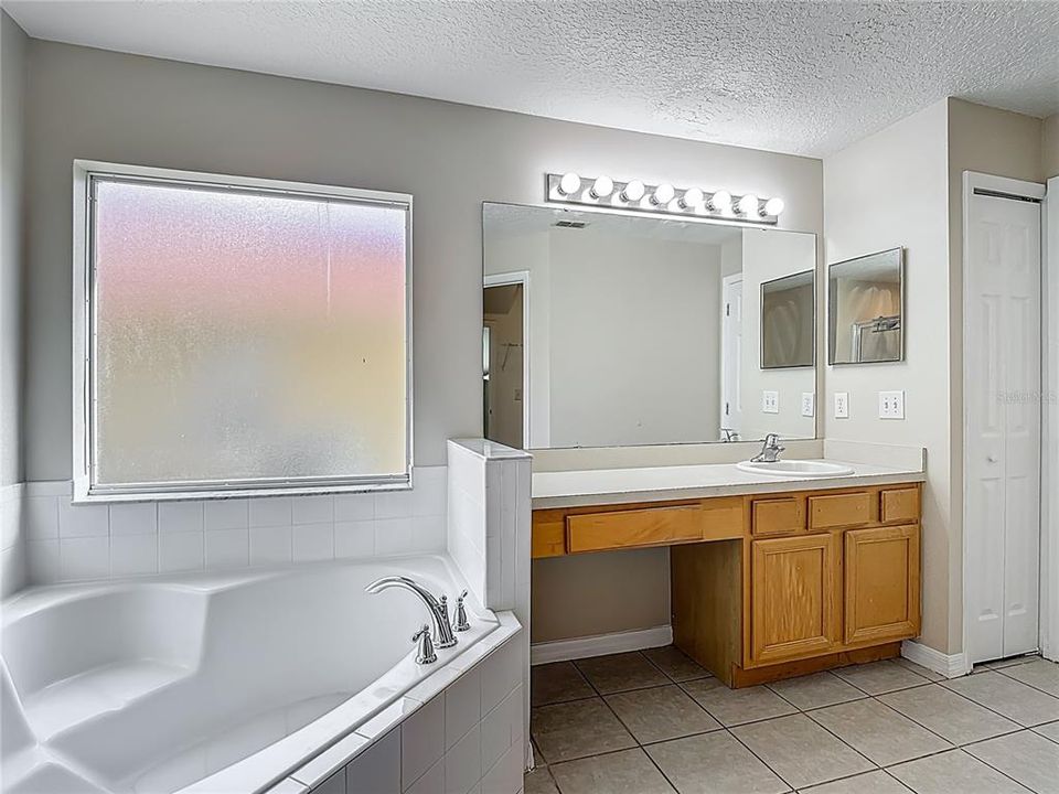 For Sale: $410,000 (5 beds, 3 baths, 2106 Square Feet)