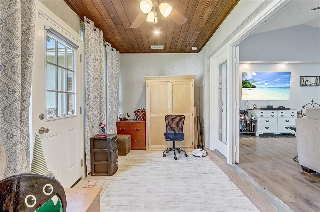 合同活跃: $329,900 (2 贝兹, 2 浴室, 1178 平方英尺)