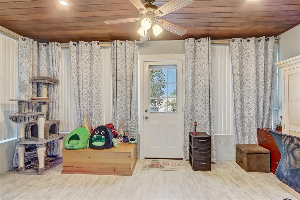 合同活跃: $329,900 (2 贝兹, 2 浴室, 1178 平方英尺)