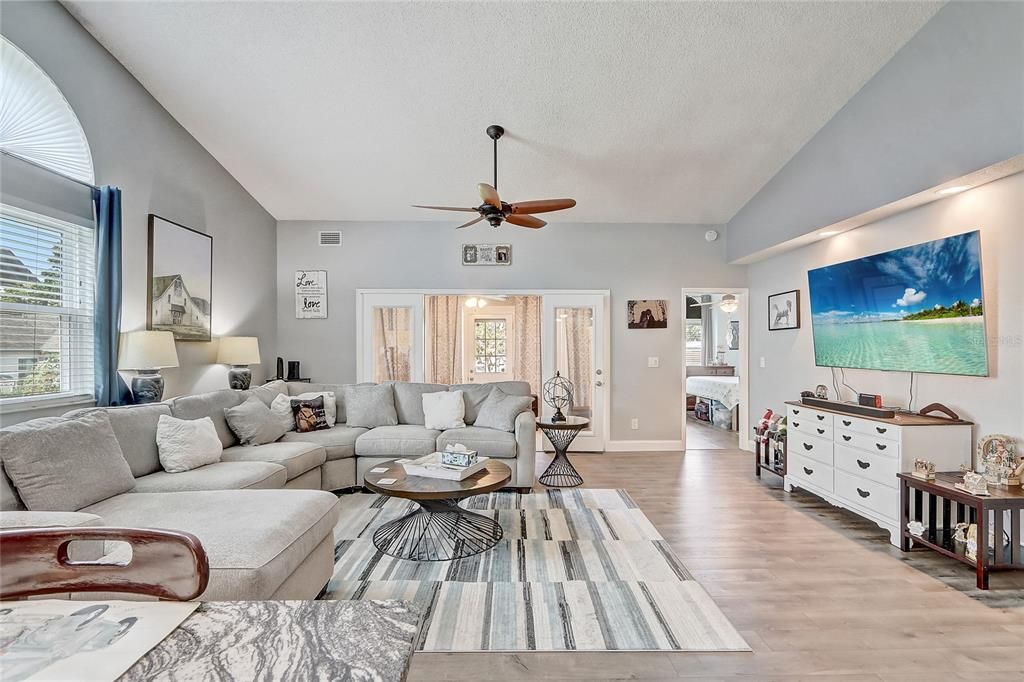 合同活跃: $329,900 (2 贝兹, 2 浴室, 1178 平方英尺)