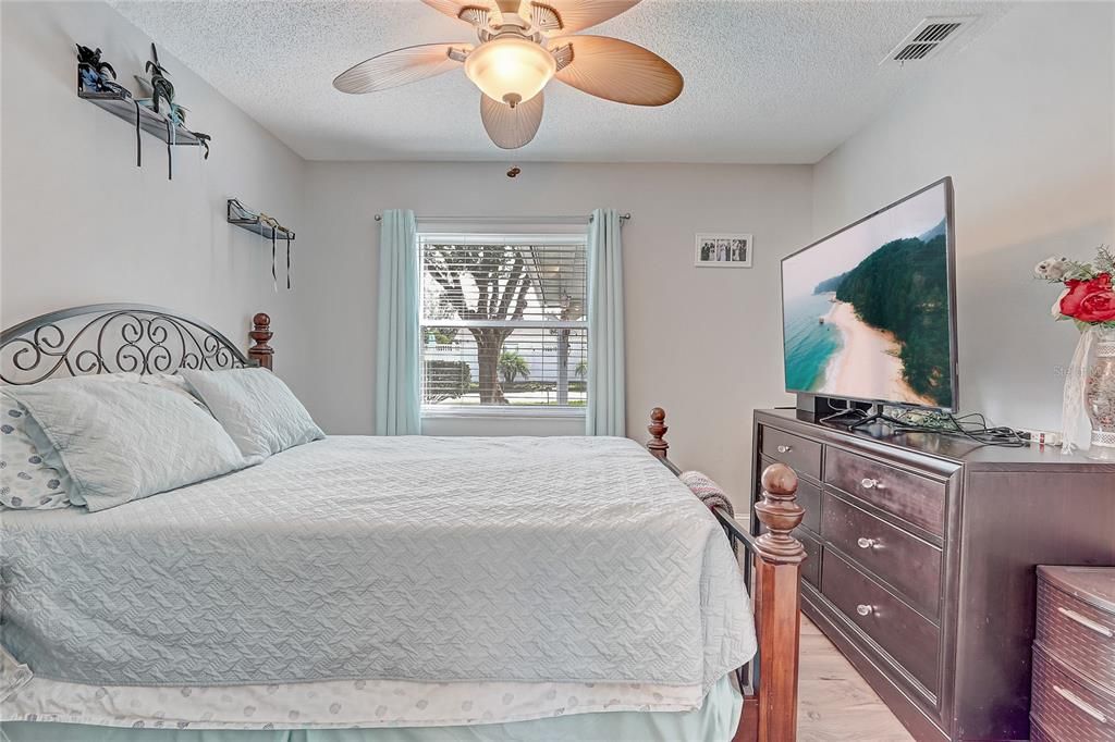 合同活跃: $329,900 (2 贝兹, 2 浴室, 1178 平方英尺)