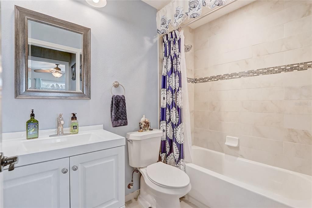 合同活跃: $329,900 (2 贝兹, 2 浴室, 1178 平方英尺)