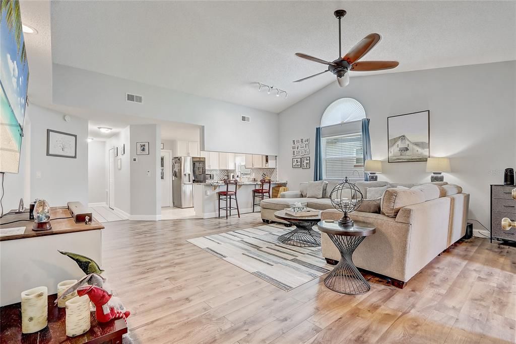 合同活跃: $329,900 (2 贝兹, 2 浴室, 1178 平方英尺)