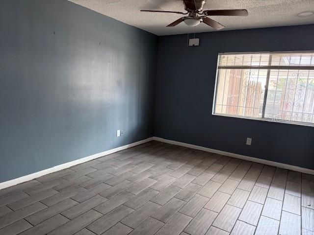 待售: $89,900 (2 贝兹, 1 浴室, 962 平方英尺)