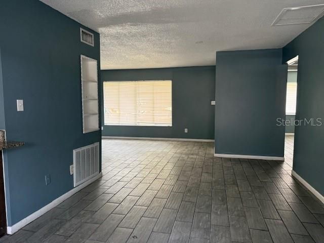 待售: $89,900 (2 贝兹, 1 浴室, 962 平方英尺)