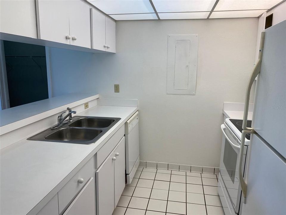 For Sale: $99,900 (2 beds, 2 baths, 1123 Square Feet)