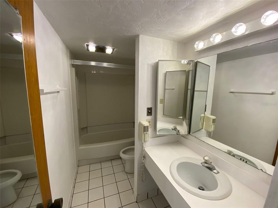 For Sale: $99,900 (2 beds, 2 baths, 1123 Square Feet)