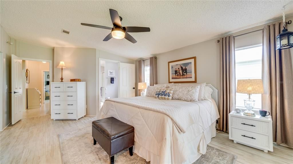 На продажу: $229,900 (2 спален, 2 ванн, 1372 Квадратных фут)