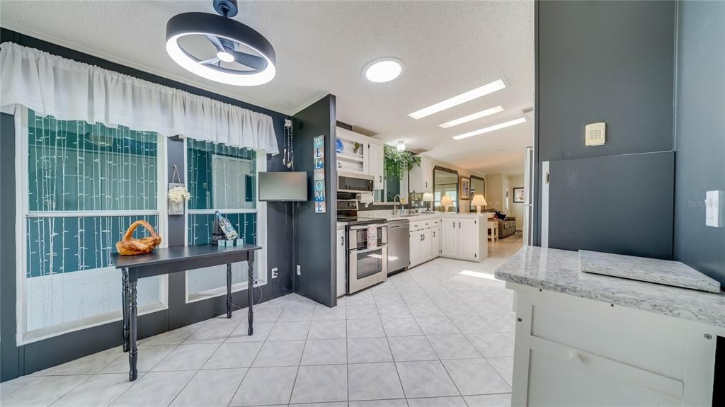 На продажу: $229,900 (2 спален, 2 ванн, 1372 Квадратных фут)