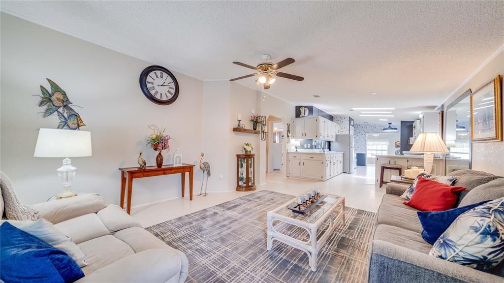 На продажу: $229,900 (2 спален, 2 ванн, 1372 Квадратных фут)