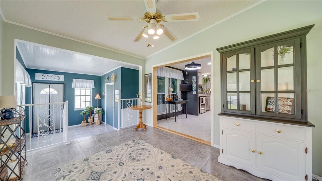 На продажу: $229,900 (2 спален, 2 ванн, 1372 Квадратных фут)