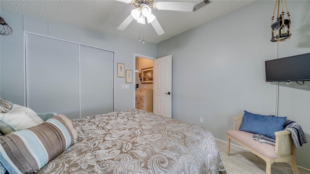 На продажу: $229,900 (2 спален, 2 ванн, 1372 Квадратных фут)