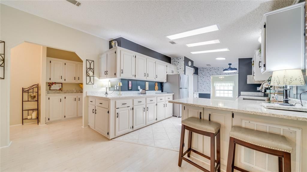 На продажу: $229,900 (2 спален, 2 ванн, 1372 Квадратных фут)