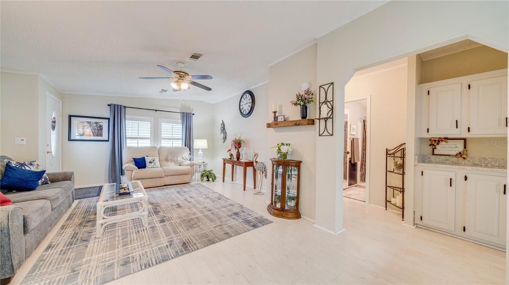 На продажу: $229,900 (2 спален, 2 ванн, 1372 Квадратных фут)