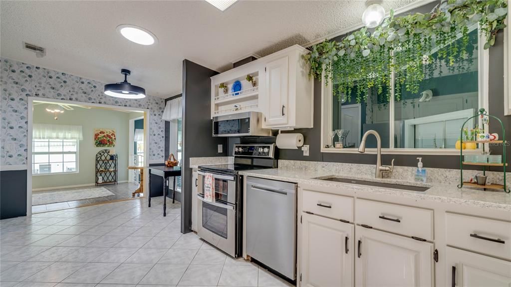 На продажу: $229,900 (2 спален, 2 ванн, 1372 Квадратных фут)