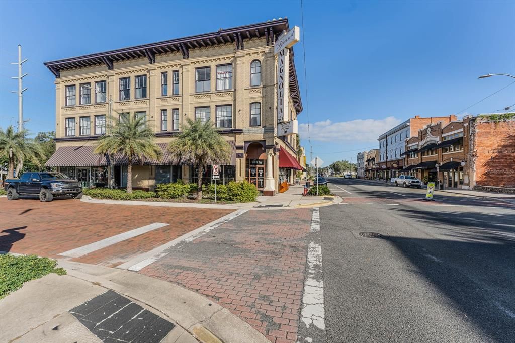 Activo con contrato: $375,490 (4 camas, 2 baños, 2277 Pies cuadrados)