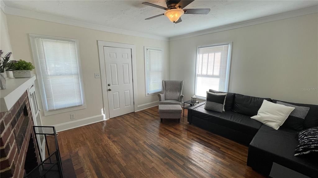 For Rent: $1,495 (2 beds, 1 baths, 816 Square Feet)