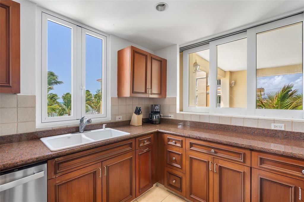 待售: $795,000 (2 贝兹, 2 浴室, 1775 平方英尺)