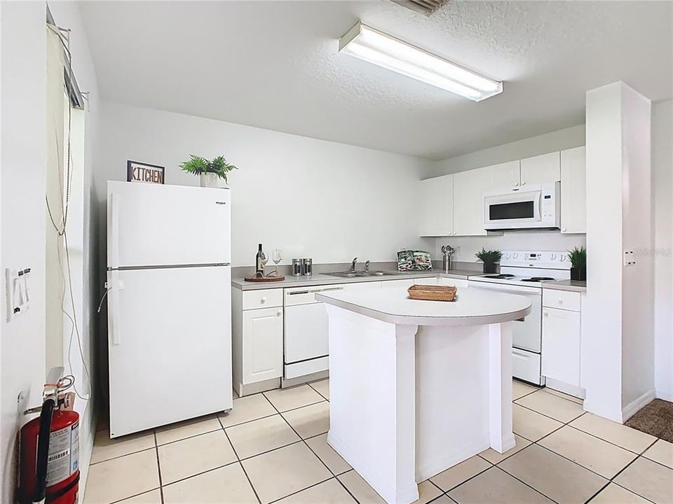 待售: $270,000 (4 贝兹, 3 浴室, 1880 平方英尺)