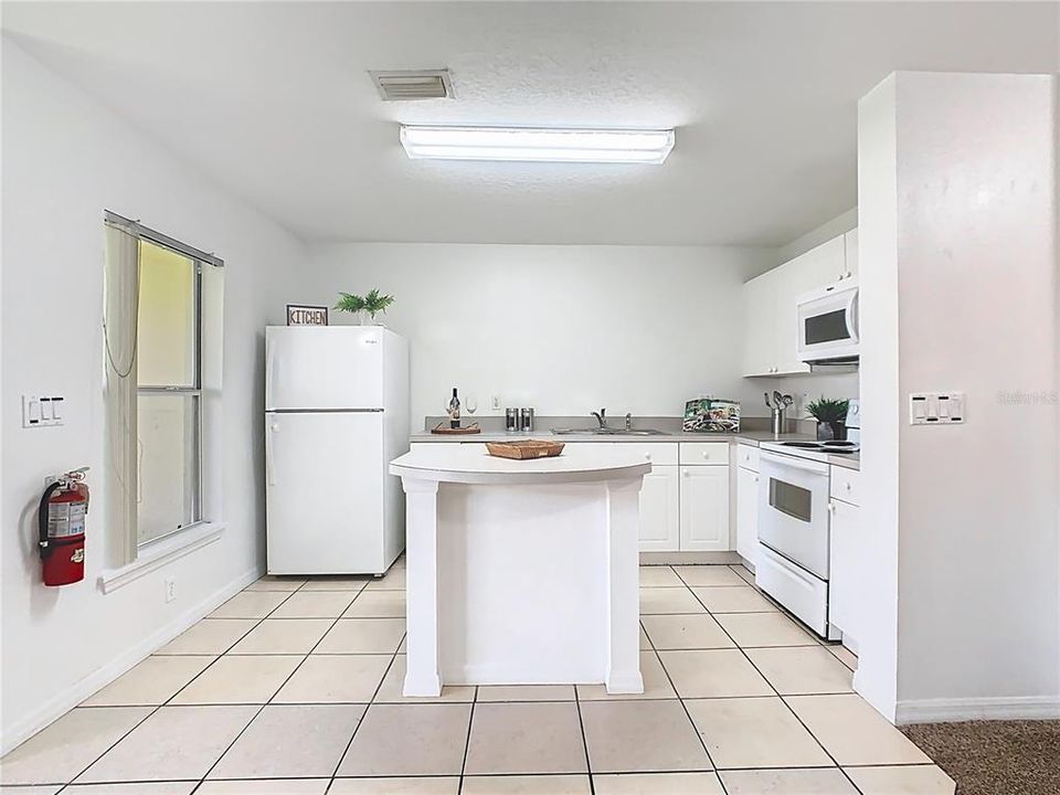 待售: $270,000 (4 贝兹, 3 浴室, 1880 平方英尺)