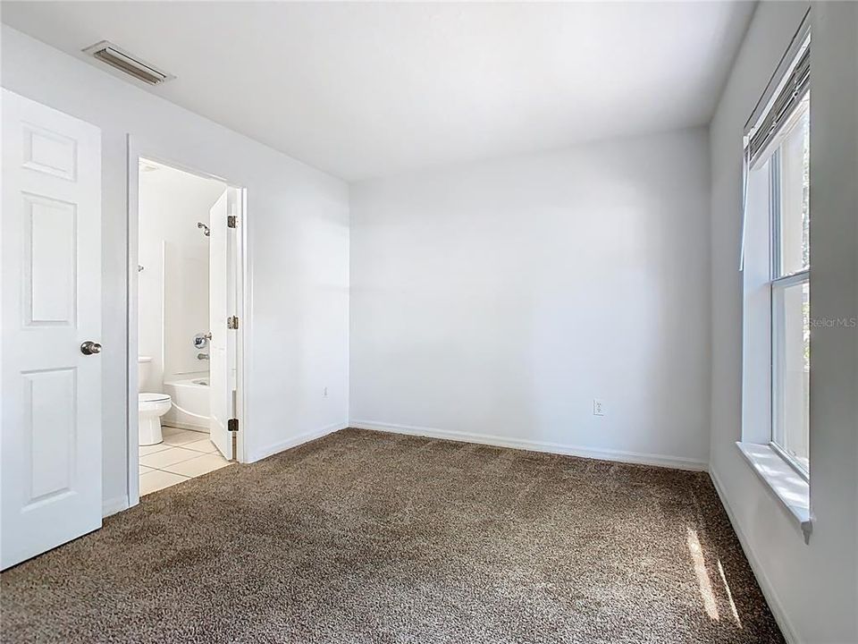 待售: $270,000 (4 贝兹, 3 浴室, 1880 平方英尺)