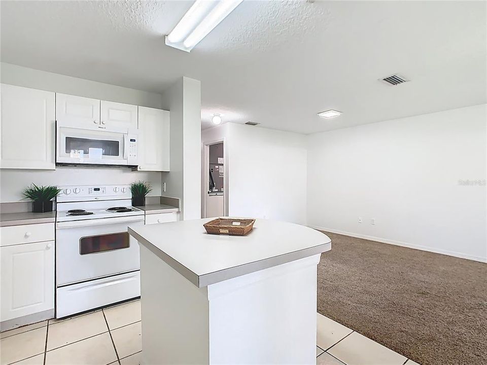 待售: $270,000 (4 贝兹, 3 浴室, 1880 平方英尺)