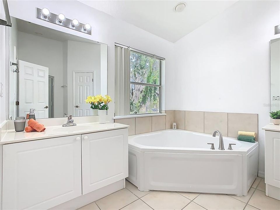 待售: $270,000 (4 贝兹, 3 浴室, 1880 平方英尺)