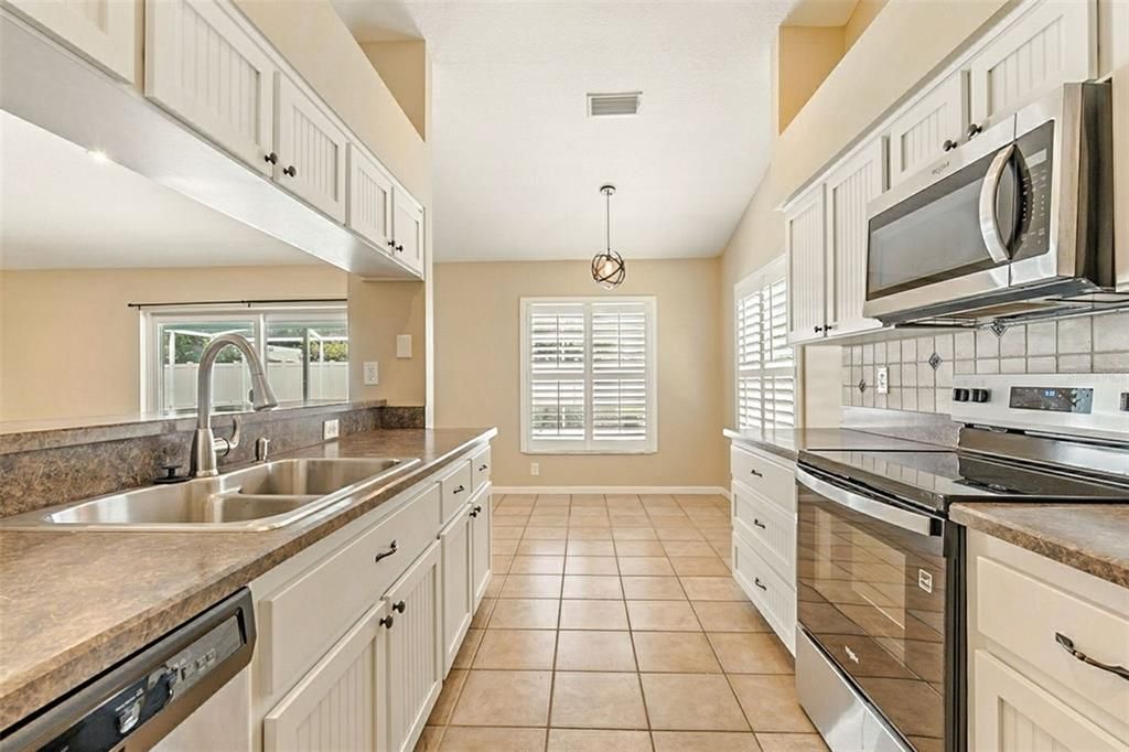 Под контрактом: $475,000 (3 спален, 2 ванн, 2070 Квадратных фут)