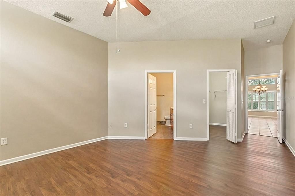 Под контрактом: $475,000 (3 спален, 2 ванн, 2070 Квадратных фут)