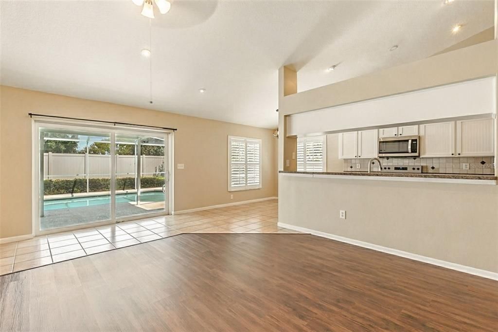 Под контрактом: $475,000 (3 спален, 2 ванн, 2070 Квадратных фут)