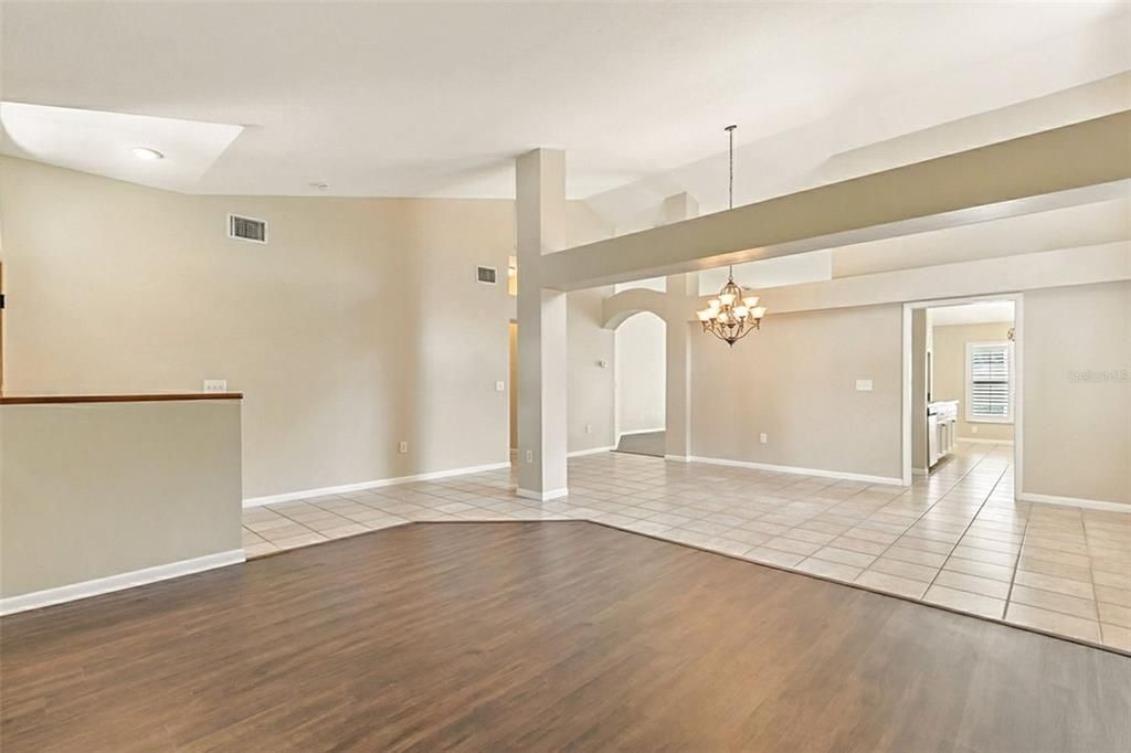 Под контрактом: $475,000 (3 спален, 2 ванн, 2070 Квадратных фут)