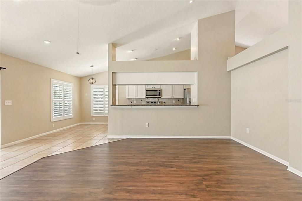 Под контрактом: $475,000 (3 спален, 2 ванн, 2070 Квадратных фут)