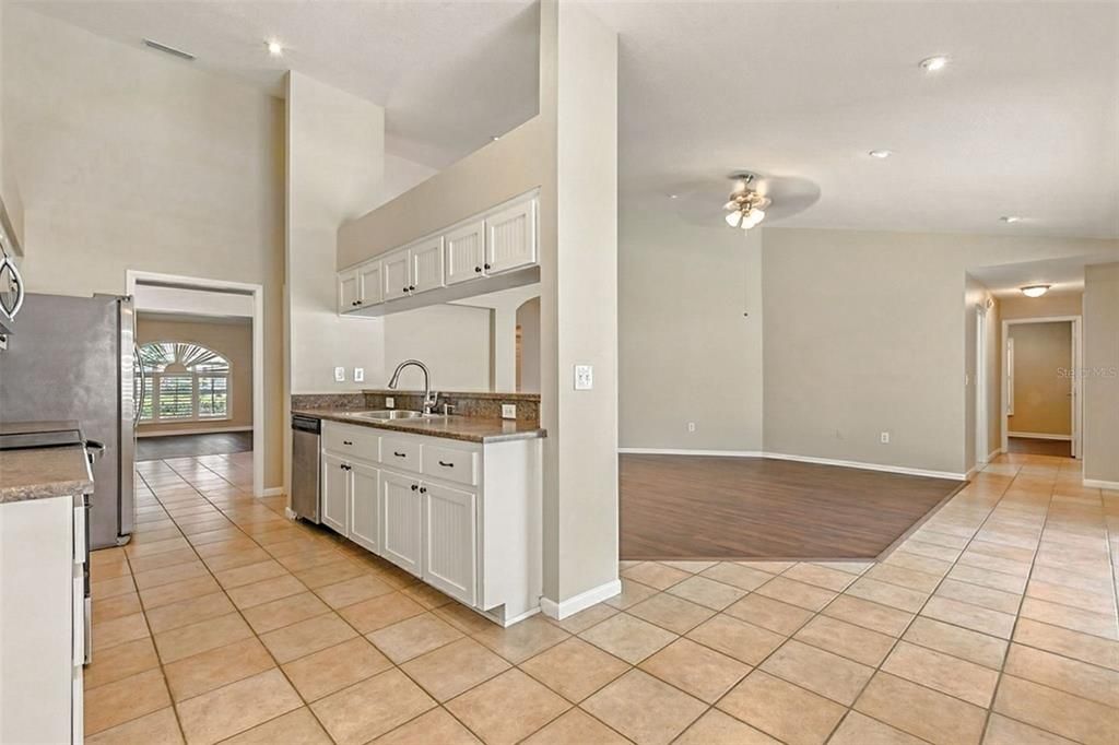 Под контрактом: $475,000 (3 спален, 2 ванн, 2070 Квадратных фут)