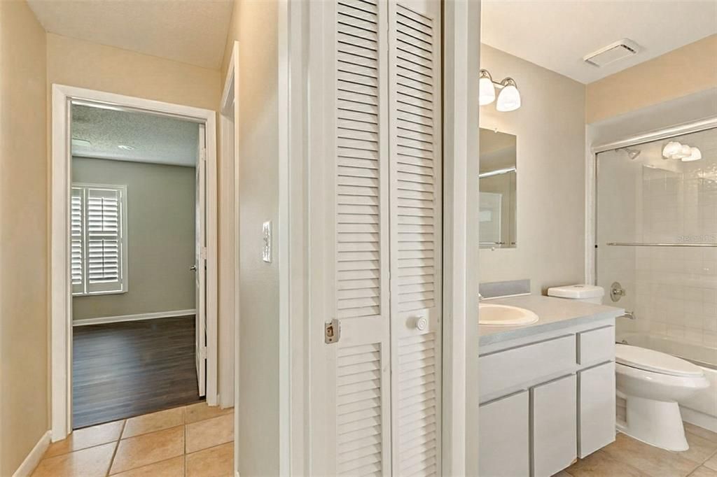 Под контрактом: $475,000 (3 спален, 2 ванн, 2070 Квадратных фут)